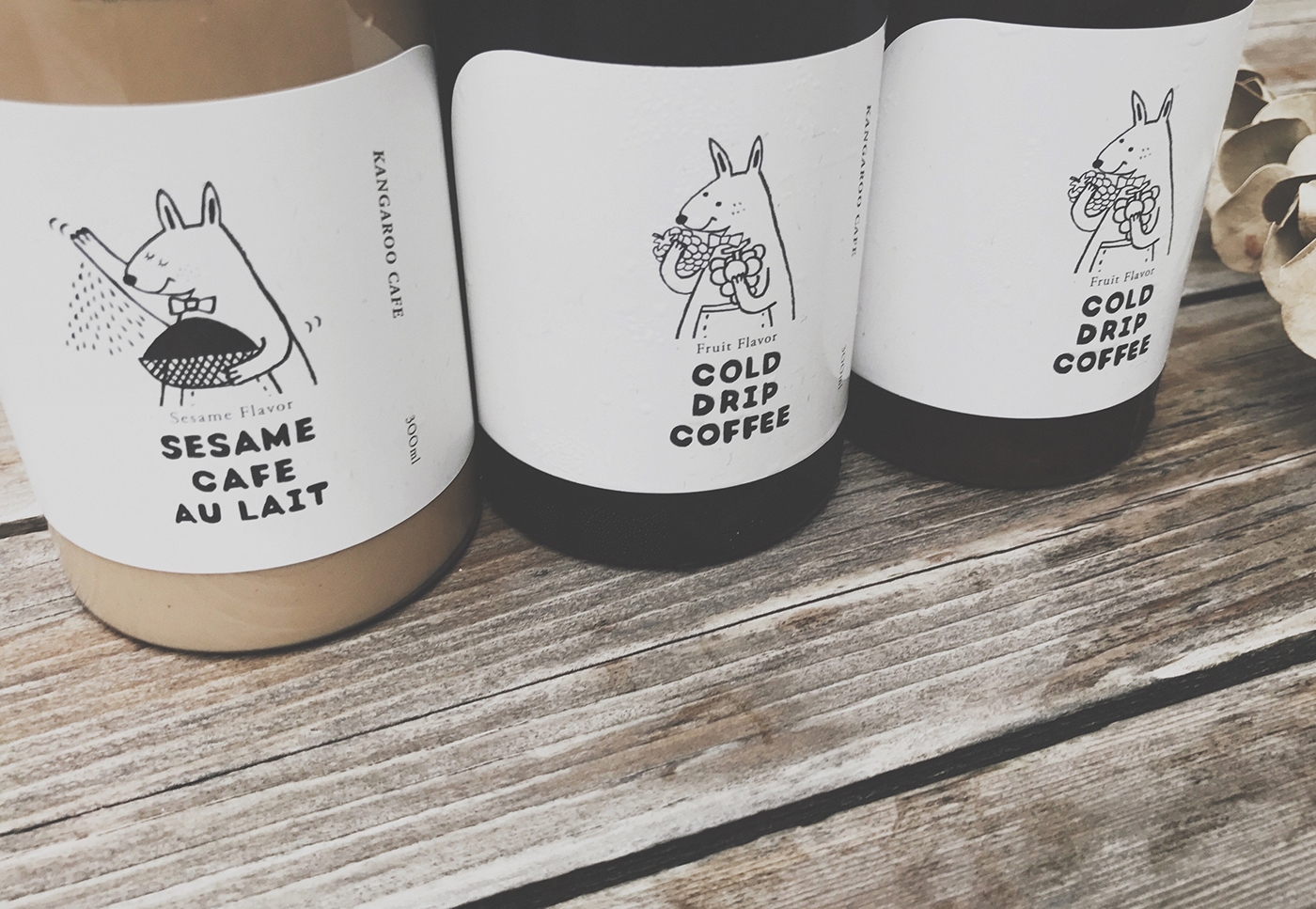 黑巧克力、水果風味、芝麻歐蕾三種不同的咖啡包裝設計